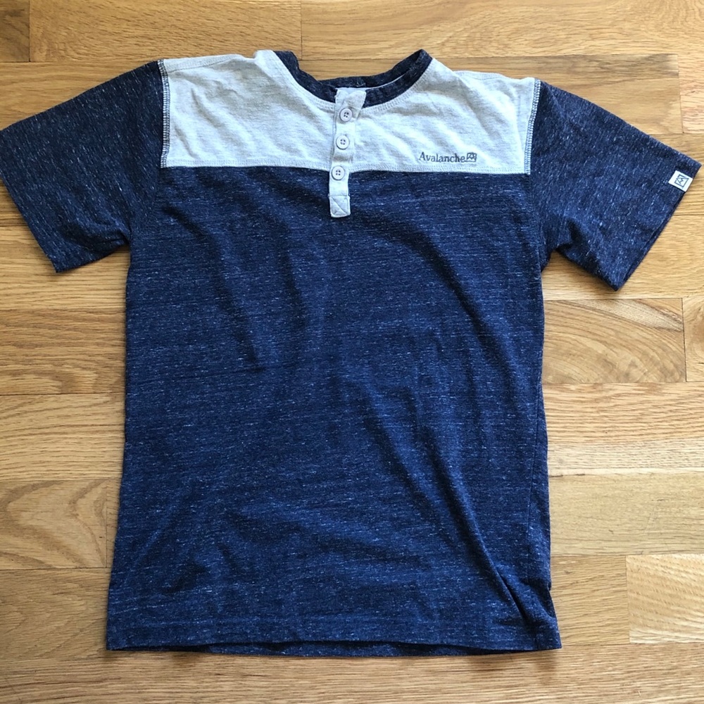 🐸5/$15🐸 Big Boy’s Avalanche Shirt size M 10 12